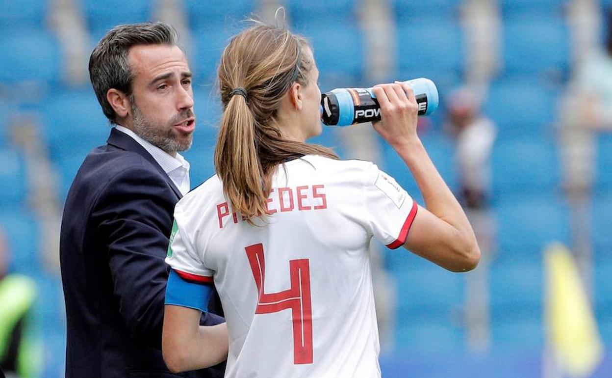 Jorge Vilda da instrucciones a Irene Paredes durante el partido.