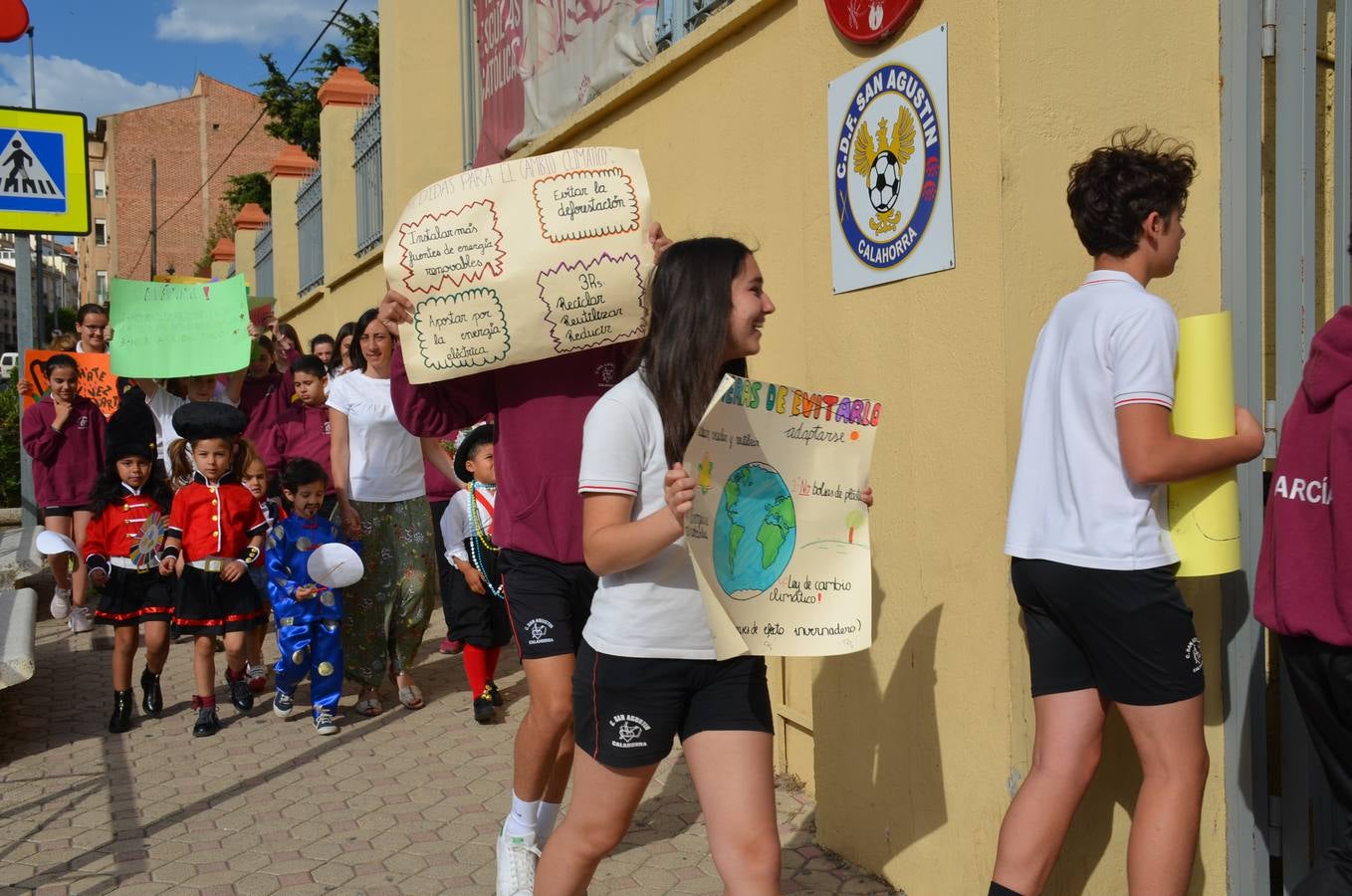 Los alumnos del colegio San Agustín han hecho un parón educativo por el Medio Ambiente.