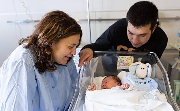 Samuel, el primer riojano nacido en este 2019, con sus padres, Sheila y José Antonio. 