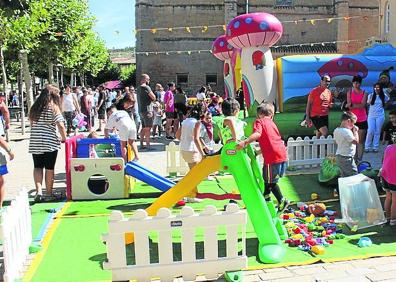 Imagen secundaria 1 - Alma de las fiestas. Los integrantes de la Peña La Popular volverán a ser el alma de estas fiestas de San Juan y animarán a todo el pueblo con su salero y gracia. | Para los niños. Hinchables, toboganes... no falta nada. | El epicentro. El escenario, como siempre, listo para recibir la música.