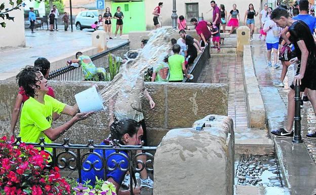 Agua va... por cubos y todos calados de arriba a abajo. 