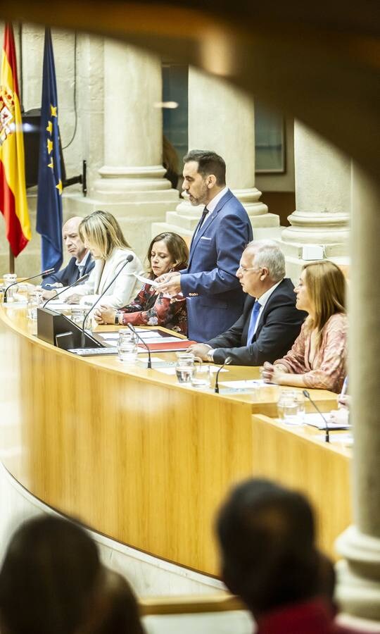 Fotos: Proclamación de la Mesa del Parlamento riojano y la toma de posesión de los diputados