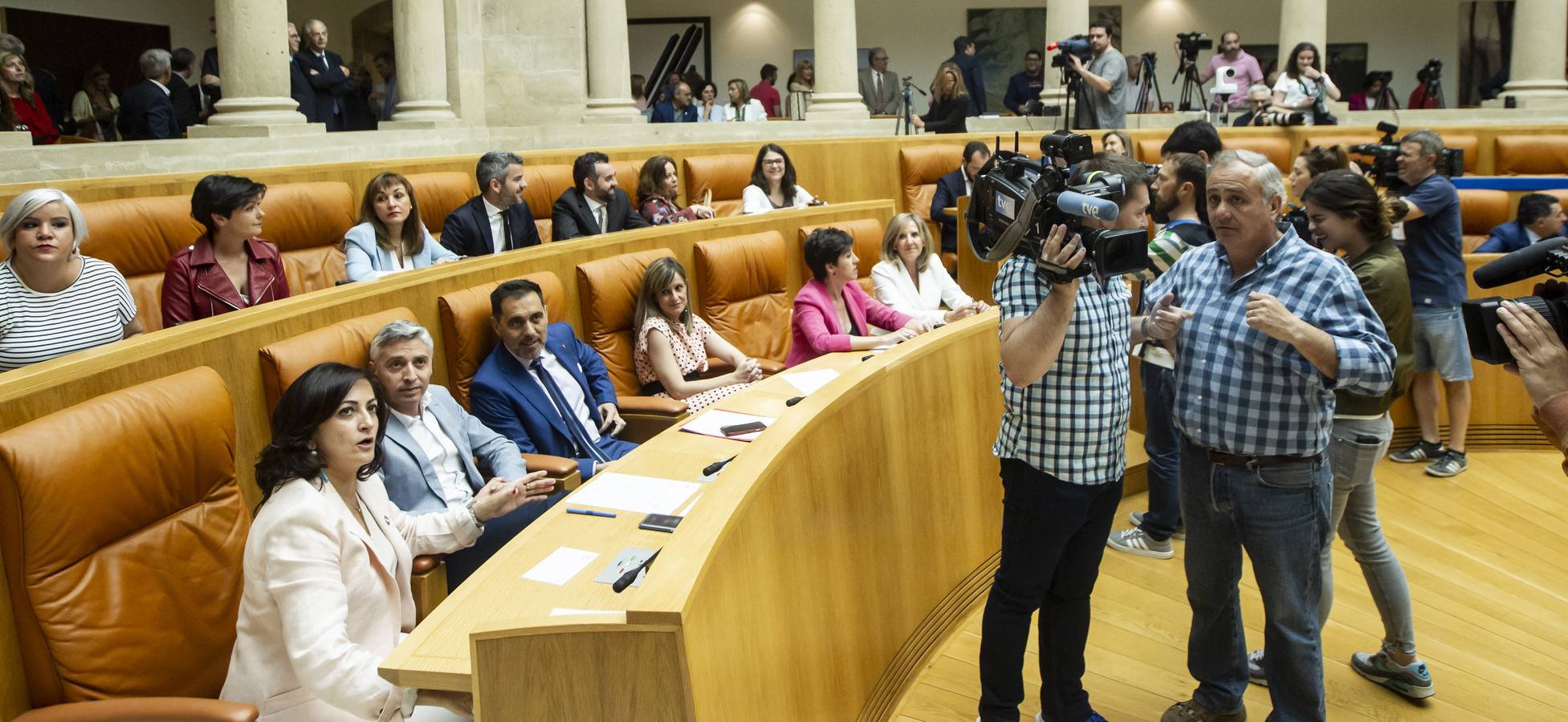 Fotos: Proclamación de la Mesa del Parlamento riojano y la toma de posesión de los diputados