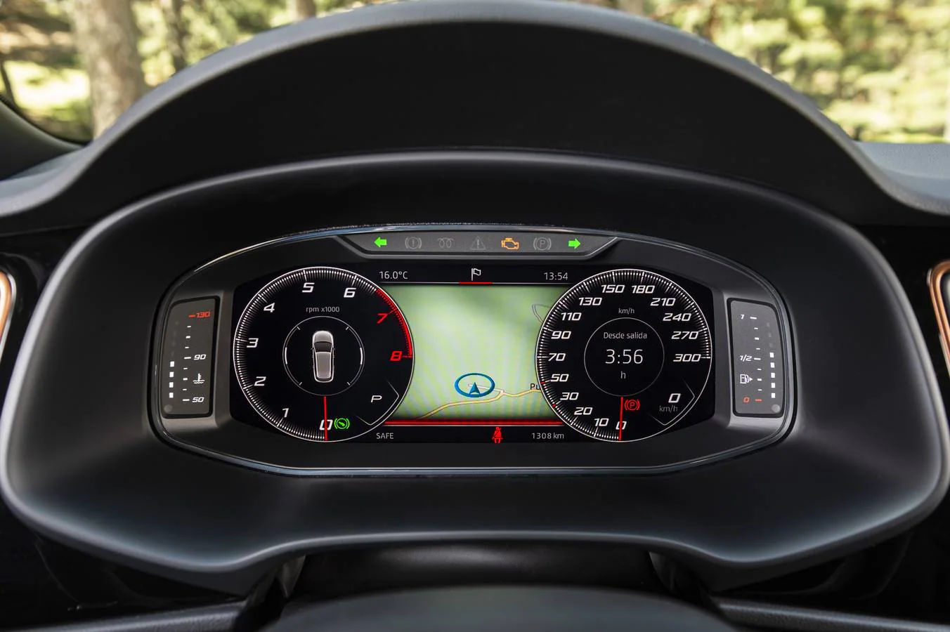 Seat comercializa una serie limitada a 300 unidades del nuevo León ST Cupra R, con 300 caballos de potencia, tracción a las cuatro ruedas y caja de cambios automática DSG de siete relaciones.