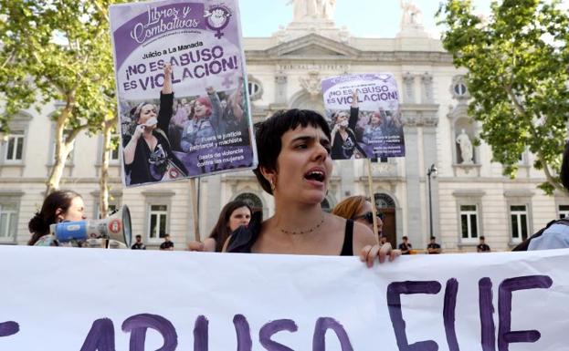 Imagen principal - Organizaciones feministas de Madrid se concentran bajo el lema ¡Basta ya de justicia patriarcal!.