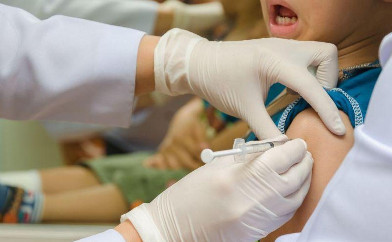 Inhabilitada una pediatra por vincular vacunas con autismo
