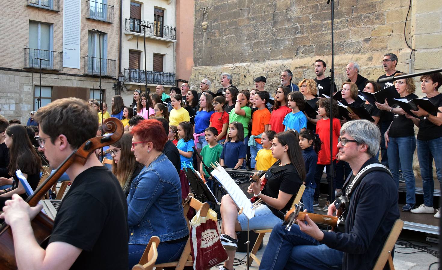 Por la tarde, la escuela de música tocó para quienes hasta allí se acercaron en la tarde del Día de la Música