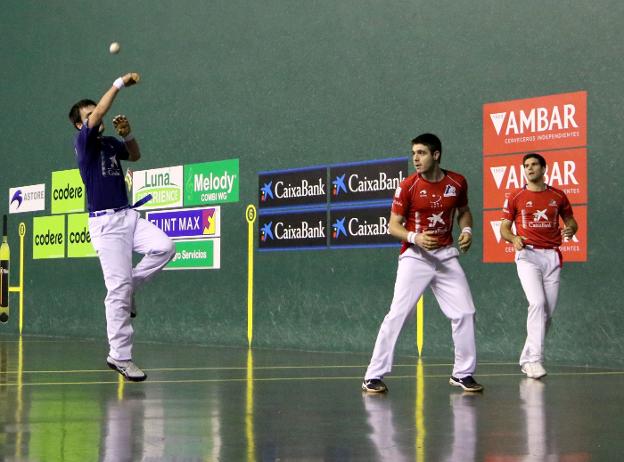 Elezkano trata de defenderse sin éxito de un zarpazo de Irribarria. :