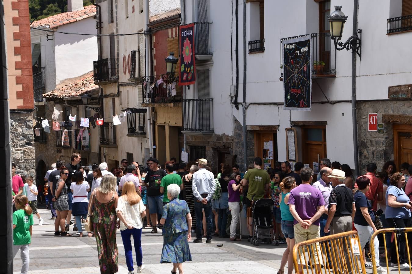 Gran ambiente en las calles de Enciso.