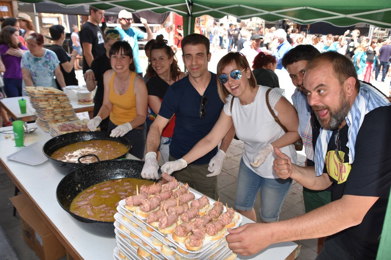 Gran ambiente en las calles de Enciso.