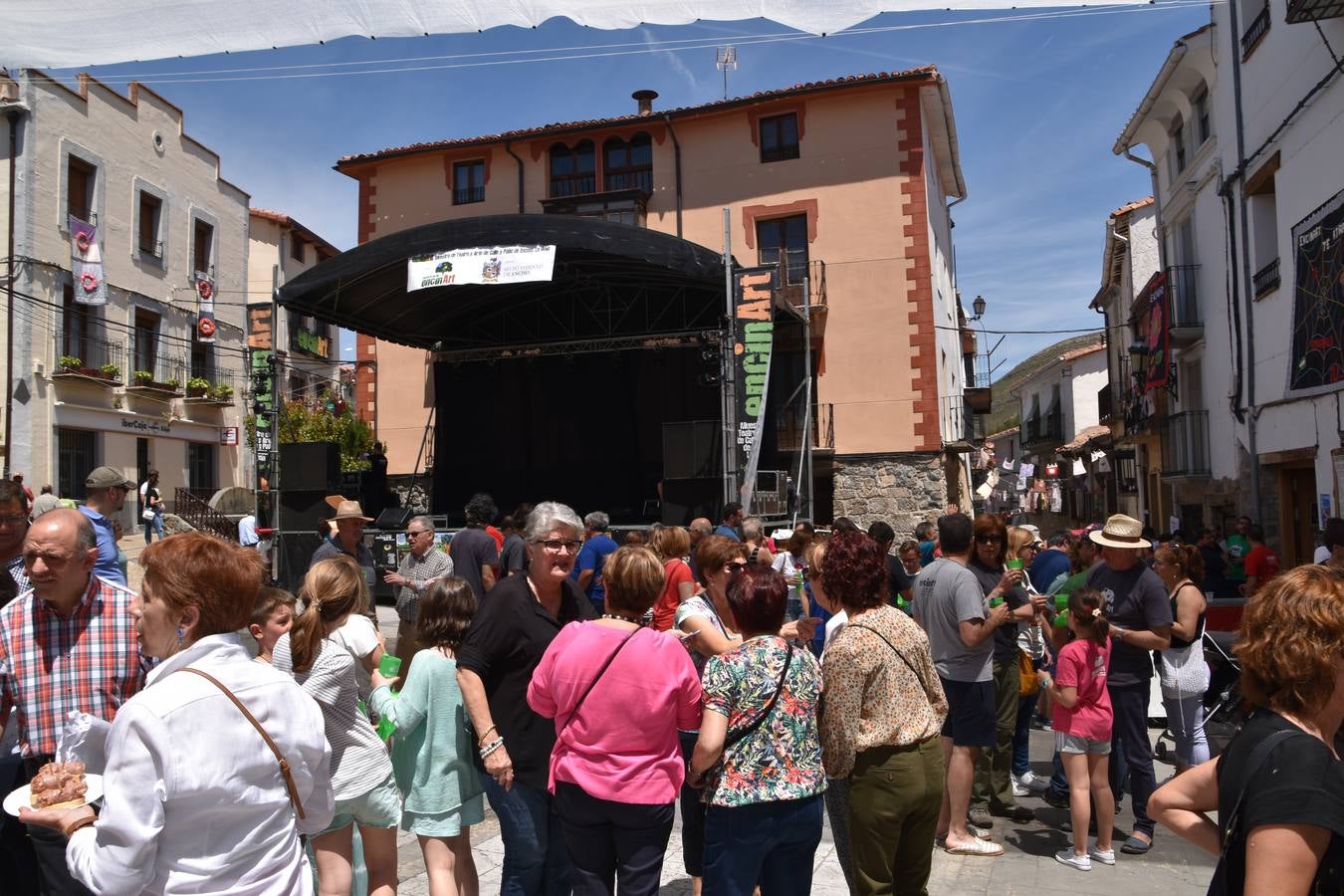 Gran ambiente en las calles de Enciso.