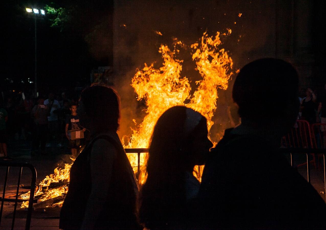 Fotos: Arde la hoguera de la plaza del Mercado en Logroño en la noche de San Juan