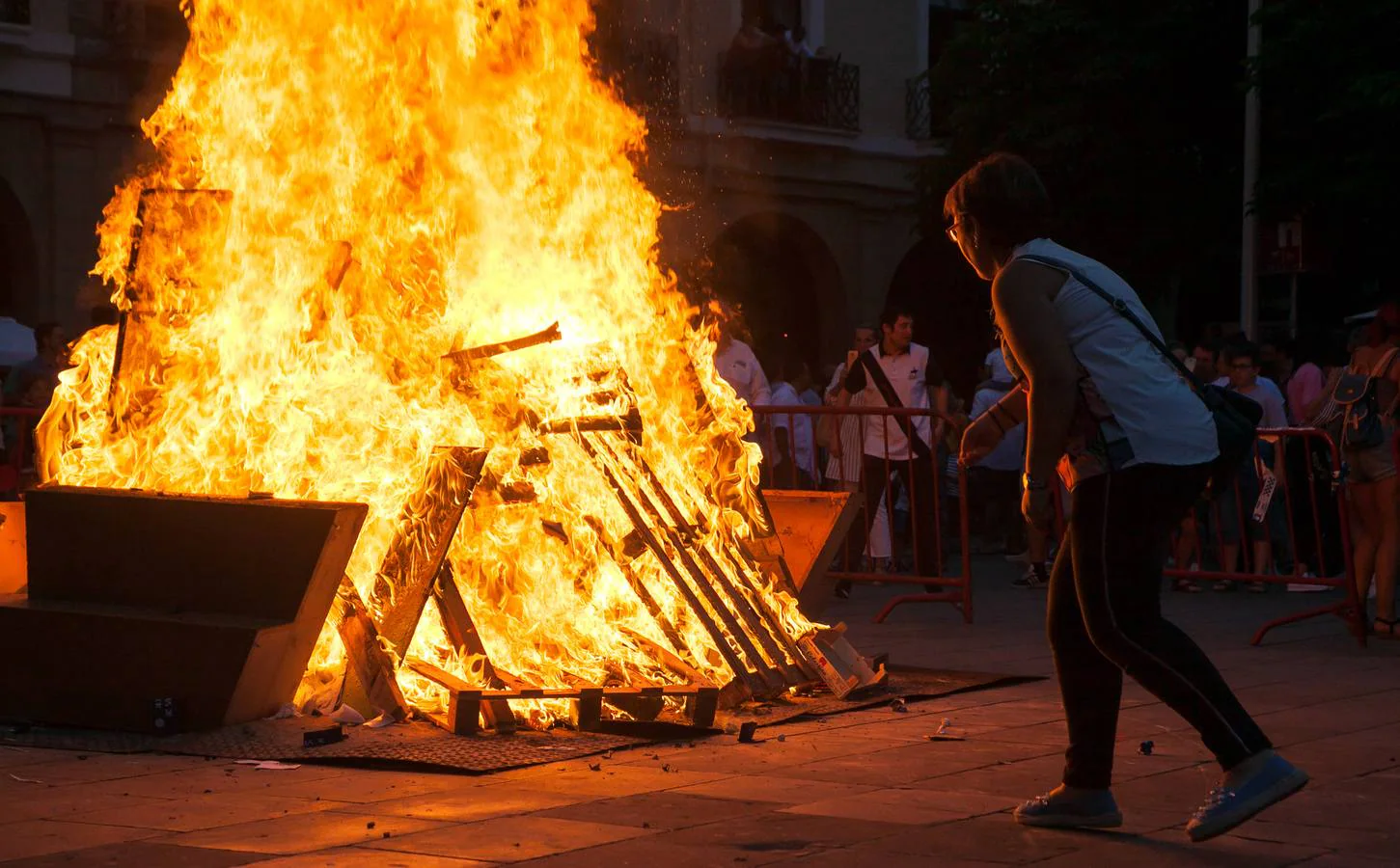 Fotos: Arde la hoguera de la plaza del Mercado en Logroño en la noche de San Juan