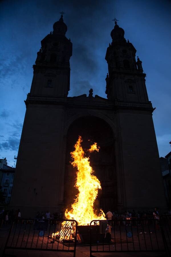 Fotos: Arde la hoguera de la plaza del Mercado en Logroño en la noche de San Juan