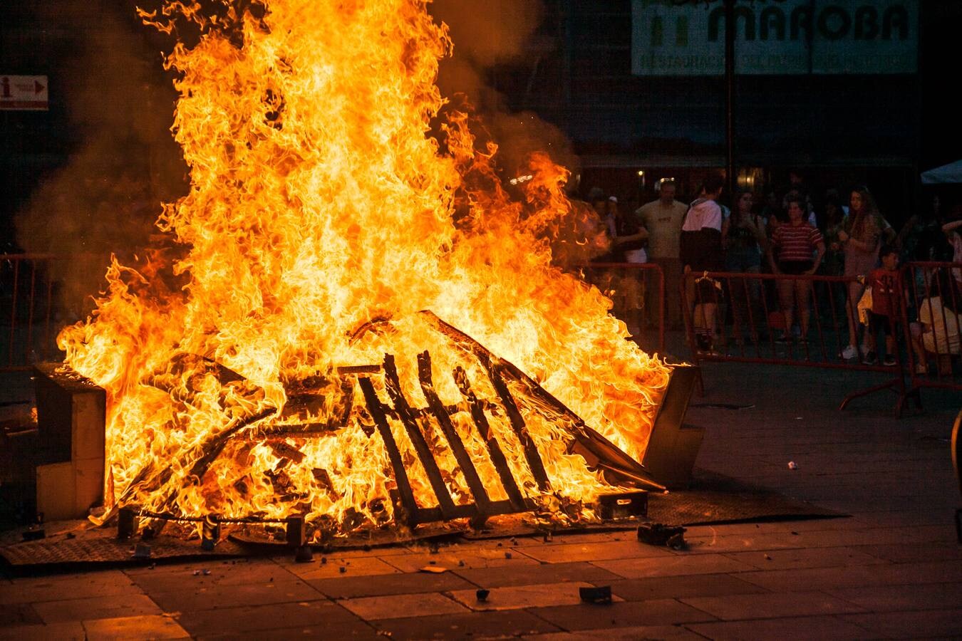 Fotos: Arde la hoguera de la plaza del Mercado en Logroño en la noche de San Juan