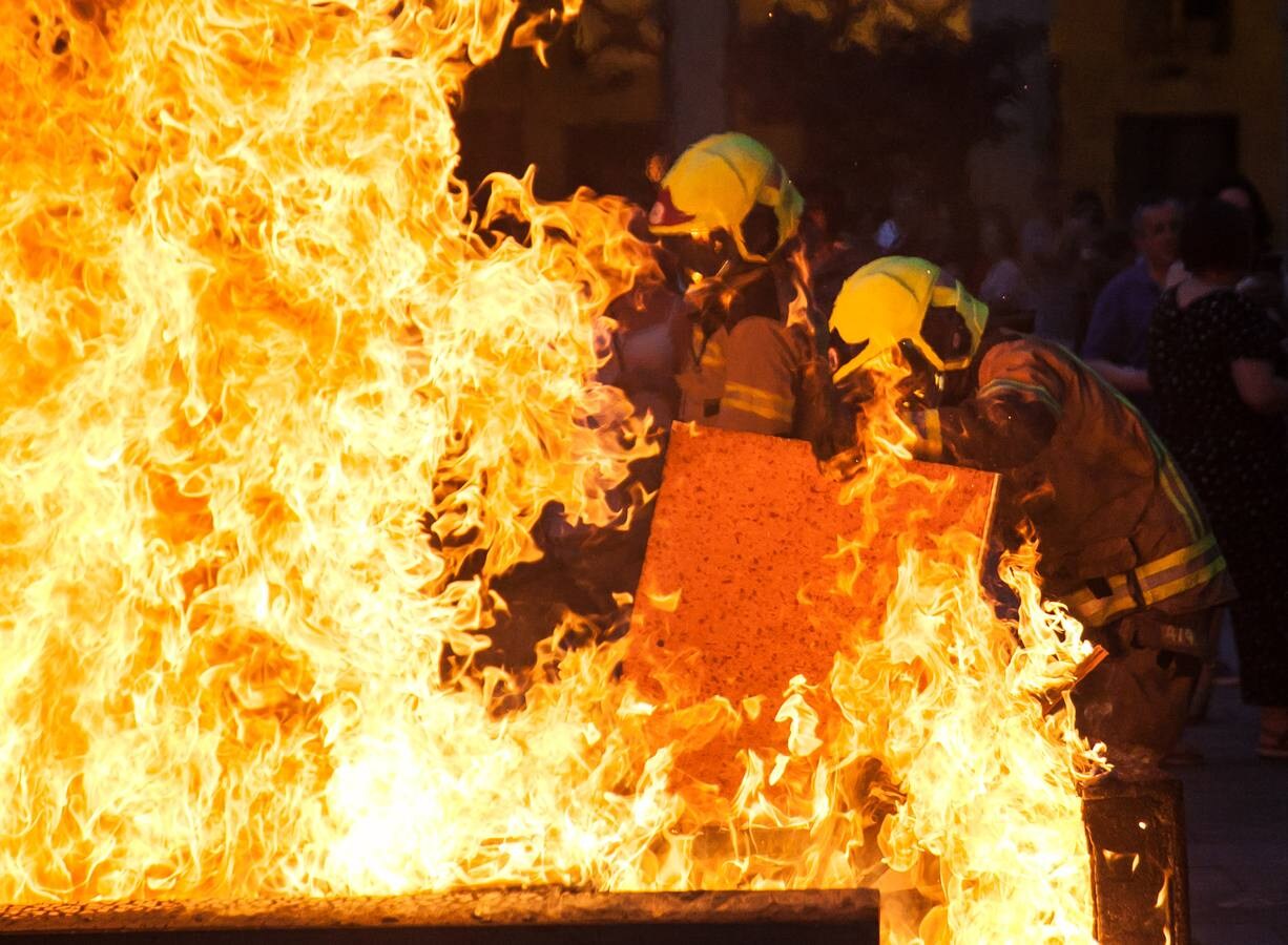 Fotos: Arde la hoguera de la plaza del Mercado en Logroño en la noche de San Juan