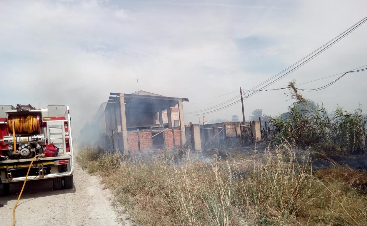 Protección Civil Alfaro y bomberos controlan el fuego de una granja abandonada