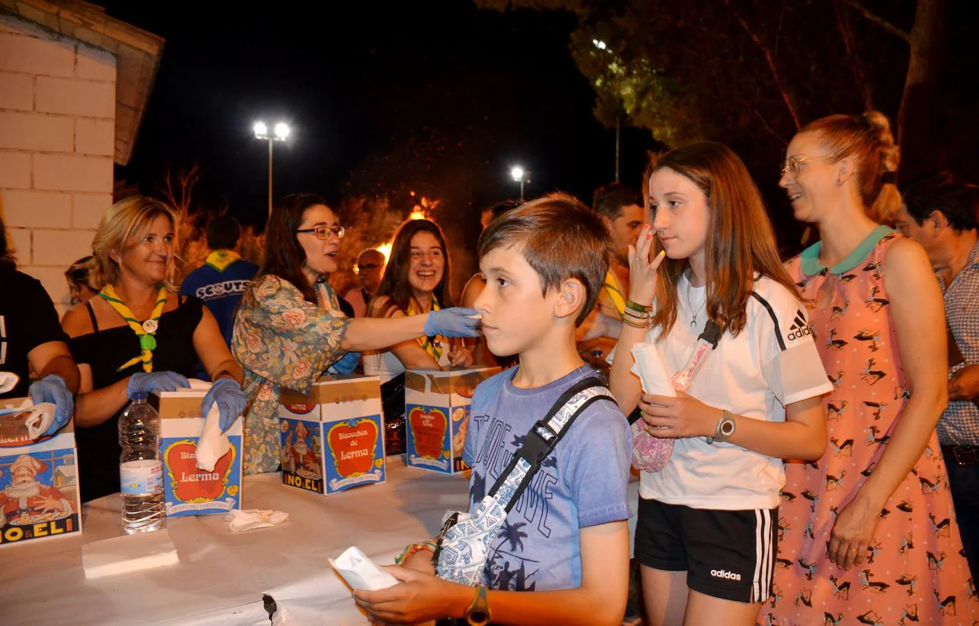 Los calagurritanos se congregaron en el parque del Cidacos para disfrutar de la Noche de San Juan. La tradicional hoguera, junto con la animación y el reparto de chocolate caliente por parte del grupo scout Nuestra Señora de Guadalupe, hicieron de la velada una noche mágica. La alcaldesa de Calahorra, Elisa Garrido, colaboró como una scout más con el reparto del chocolate y bizcochos a todos aquellos que se acercaron al parque a compartir esta noche especial.