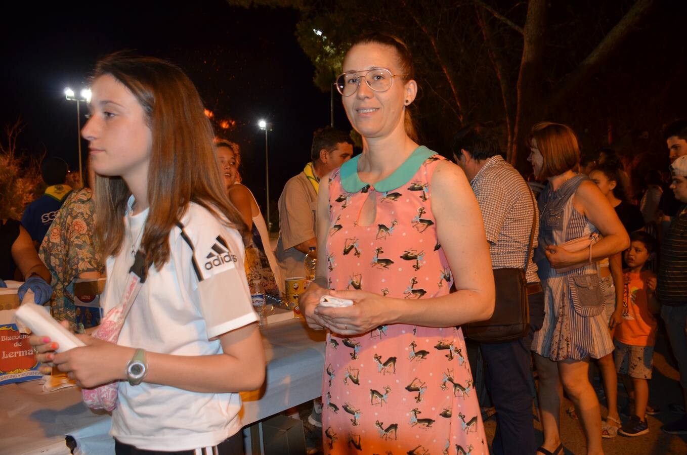 Los calagurritanos se congregaron en el parque del Cidacos para disfrutar de la Noche de San Juan. La tradicional hoguera, junto con la animación y el reparto de chocolate caliente por parte del grupo scout Nuestra Señora de Guadalupe, hicieron de la velada una noche mágica. La alcaldesa de Calahorra, Elisa Garrido, colaboró como una scout más con el reparto del chocolate y bizcochos a todos aquellos que se acercaron al parque a compartir esta noche especial.