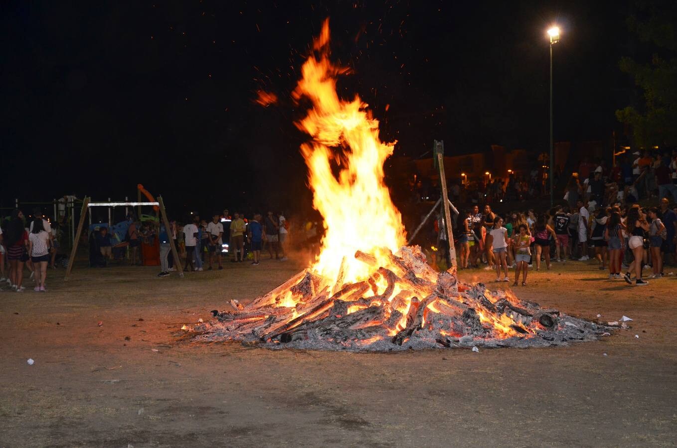 Los calagurritanos se congregaron en el parque del Cidacos para disfrutar de la Noche de San Juan. La tradicional hoguera, junto con la animación y el reparto de chocolate caliente por parte del grupo scout Nuestra Señora de Guadalupe, hicieron de la velada una noche mágica. La alcaldesa de Calahorra, Elisa Garrido, colaboró como una scout más con el reparto del chocolate y bizcochos a todos aquellos que se acercaron al parque a compartir esta noche especial.