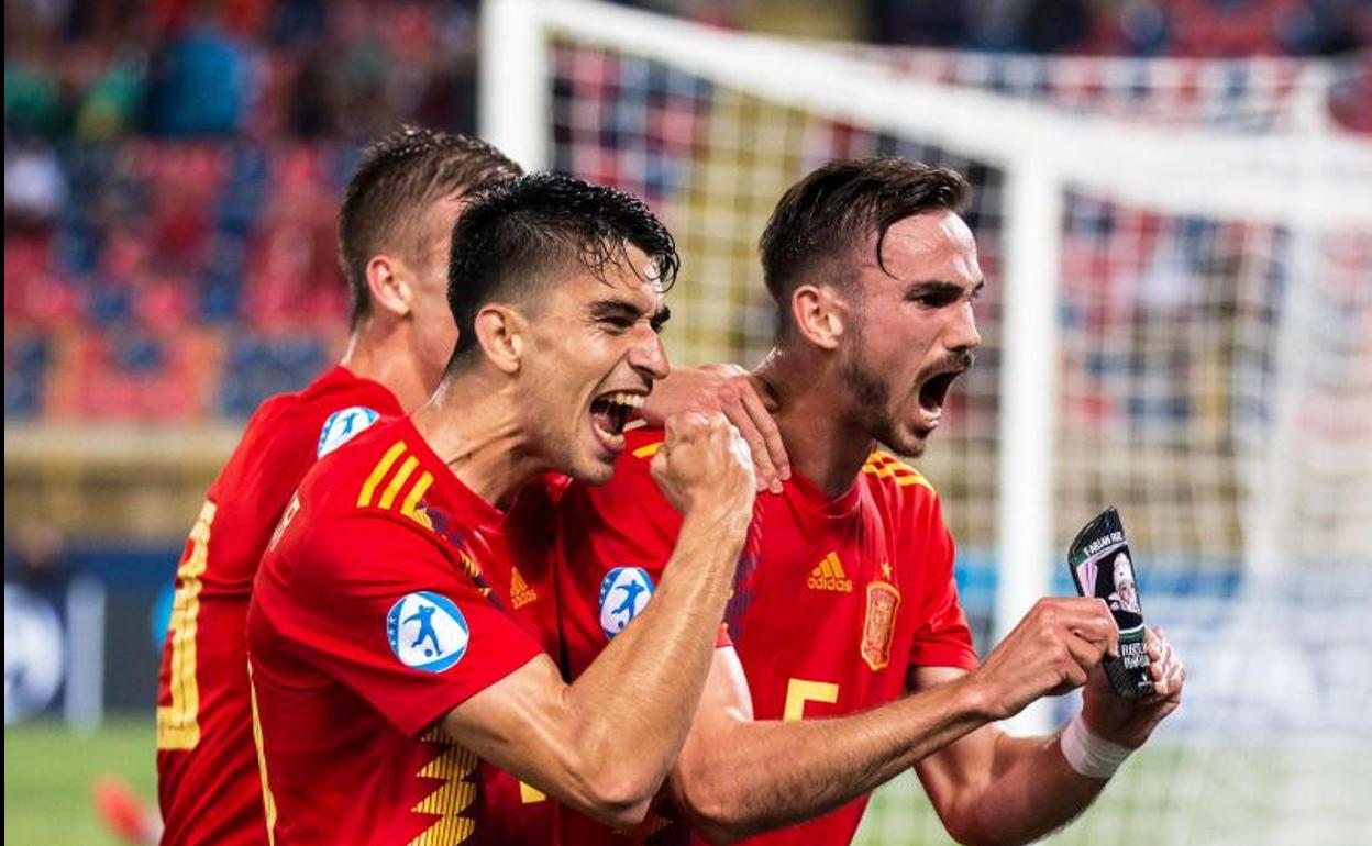 Fabián Ruiz celebra su gol a Polonia.