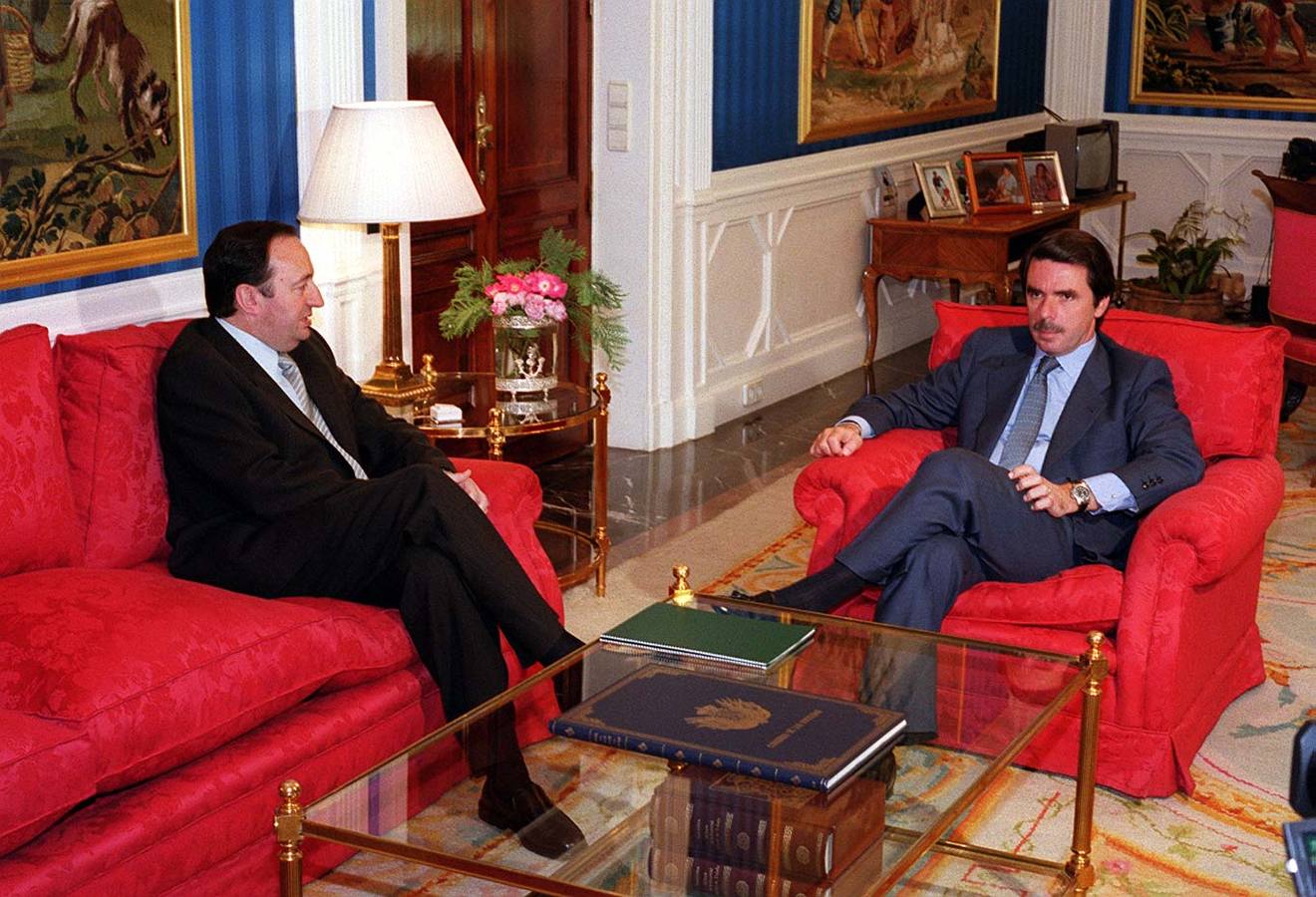 El presidente del gobierno de La Rioja, Pedro Sanz Alonso, en el Palacio de la Moncloa, en entrevista con el presidente Aznar.enrique