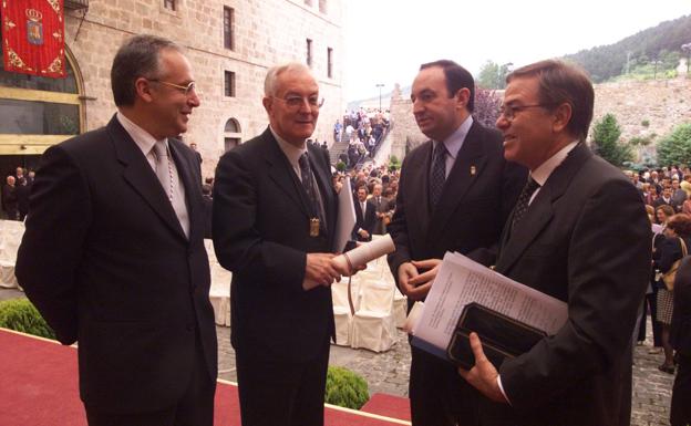 Imagen principal - José Ignacio Ceniceros, Víctor García de la Concha, Pedro Sanz y Fernando Beltrán en el acto institucional del Día de La Rioja del año 2000. FERNANDO DÍAZ | Degustación de picadillo con vino en las Fiestas de San Bernabé. ENRIQUE DEL RÍIO | El alcalde de Logroño, José Luis Bermejo dio los banderazos.