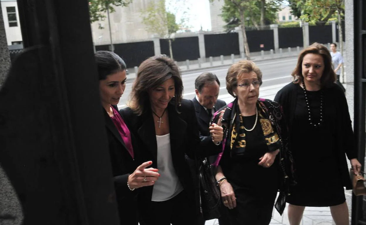 Las hijas de Isidoro Alvarez, Cristina y Marta Alvarez (segunda y cuarta por la izquierda) a su llegada al funeral del que fuera presidente de El Corte Inglés