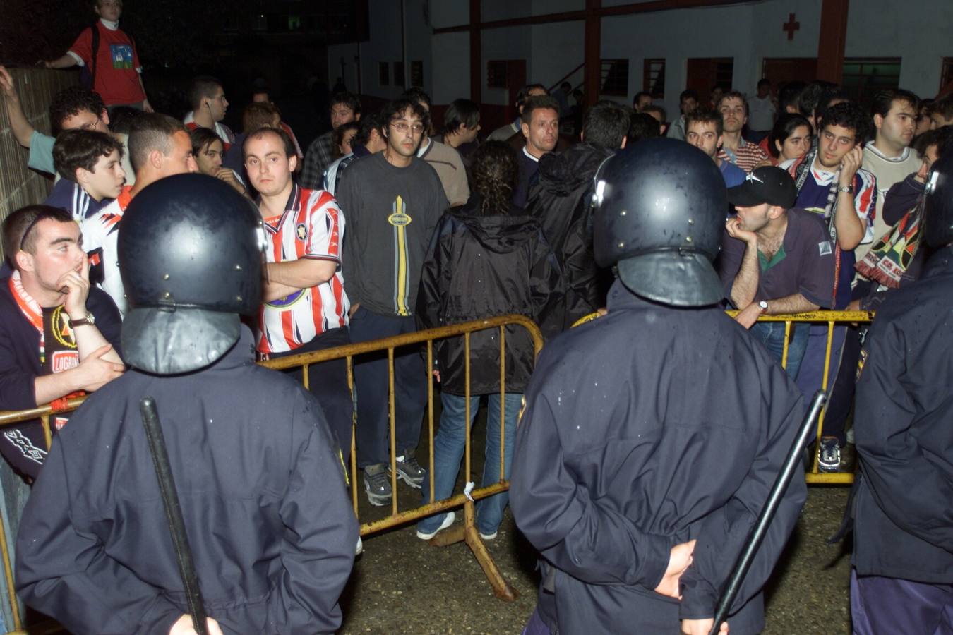 Imagen principal - Aficionados y Policía Nacional después del último partido del Logroñés en la Liga de Fútbol de Segunda División, tras consumarse el descenso de categoría del Logroñés. | Marco Antonio Boronat después del último partido del Logroñés | Público en el último partido del Logroñés en la Liga de Fútbol de Segunda División 