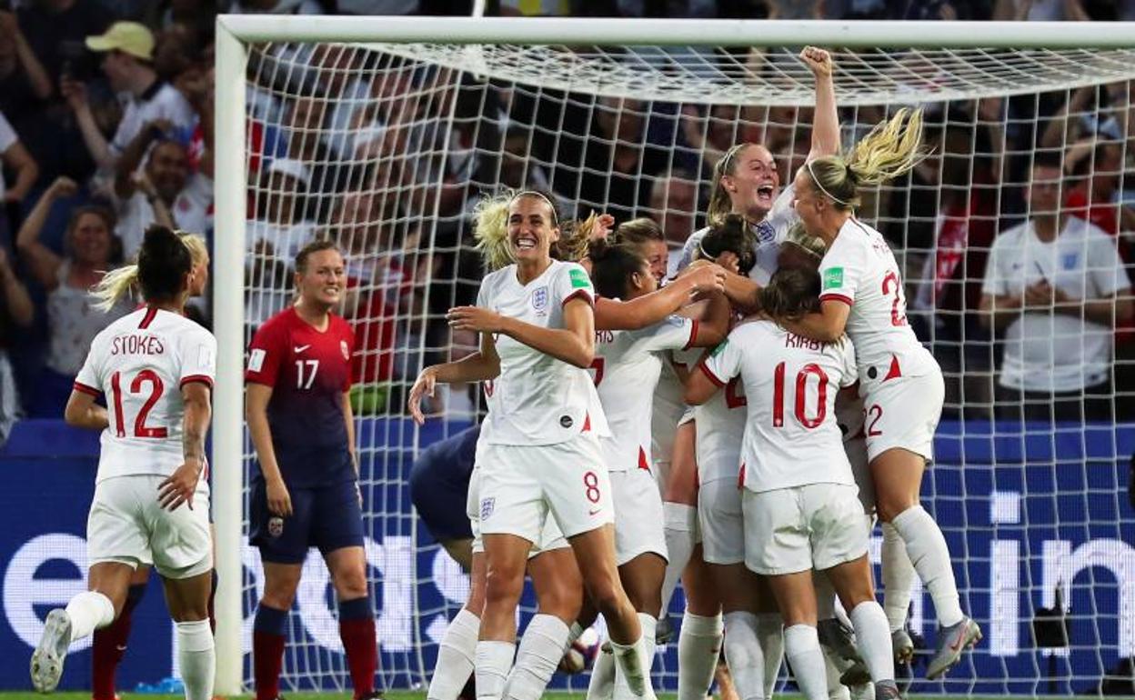 Las jugadoras inglesas celebran su tercer gol a Noruega. 