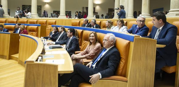 Ceniceros, con miembros del Grupo Popular, durante la sesión inaugural de la X legislatura. 