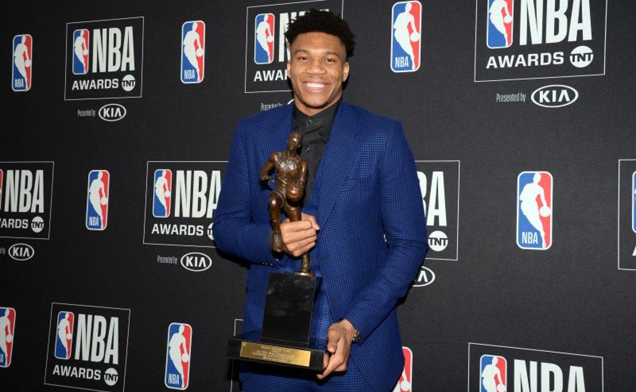 Giannis Antetokounmpo con el trofeo de 'MVP' de la NBA.