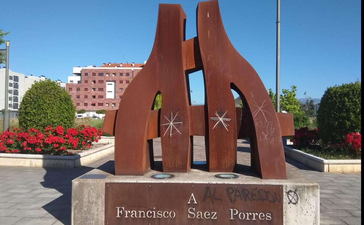 Pintadas fascistas en el monumento a Francisco Sáez Porres