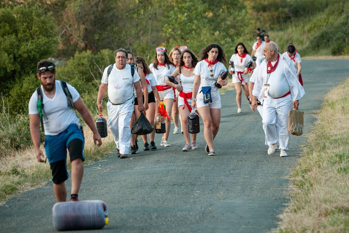 Un grupo de jóvenes asistentes a la batalla del vino de Haro