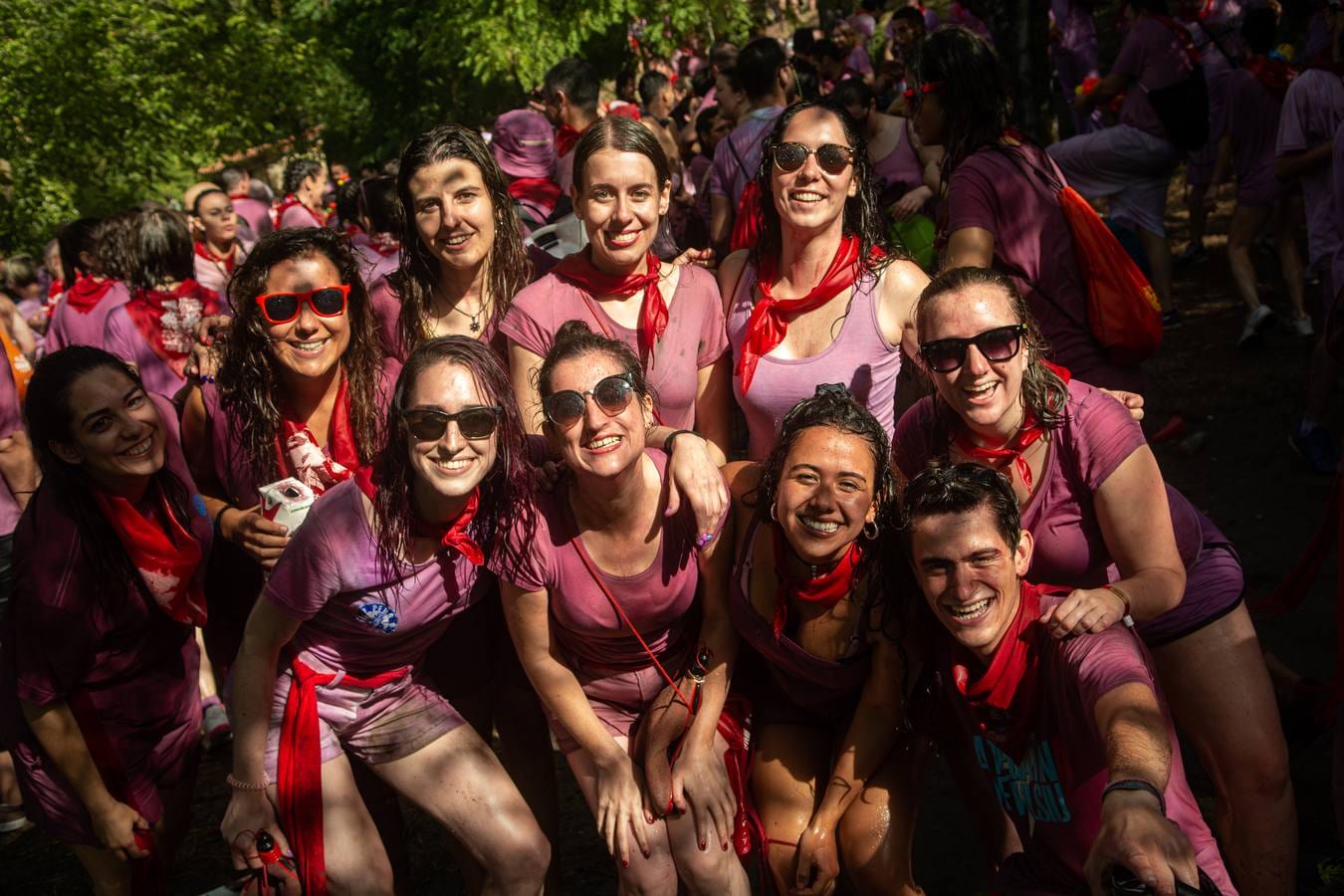 Un grupo de jóvenes asistentes a la batalla del vino de Haro