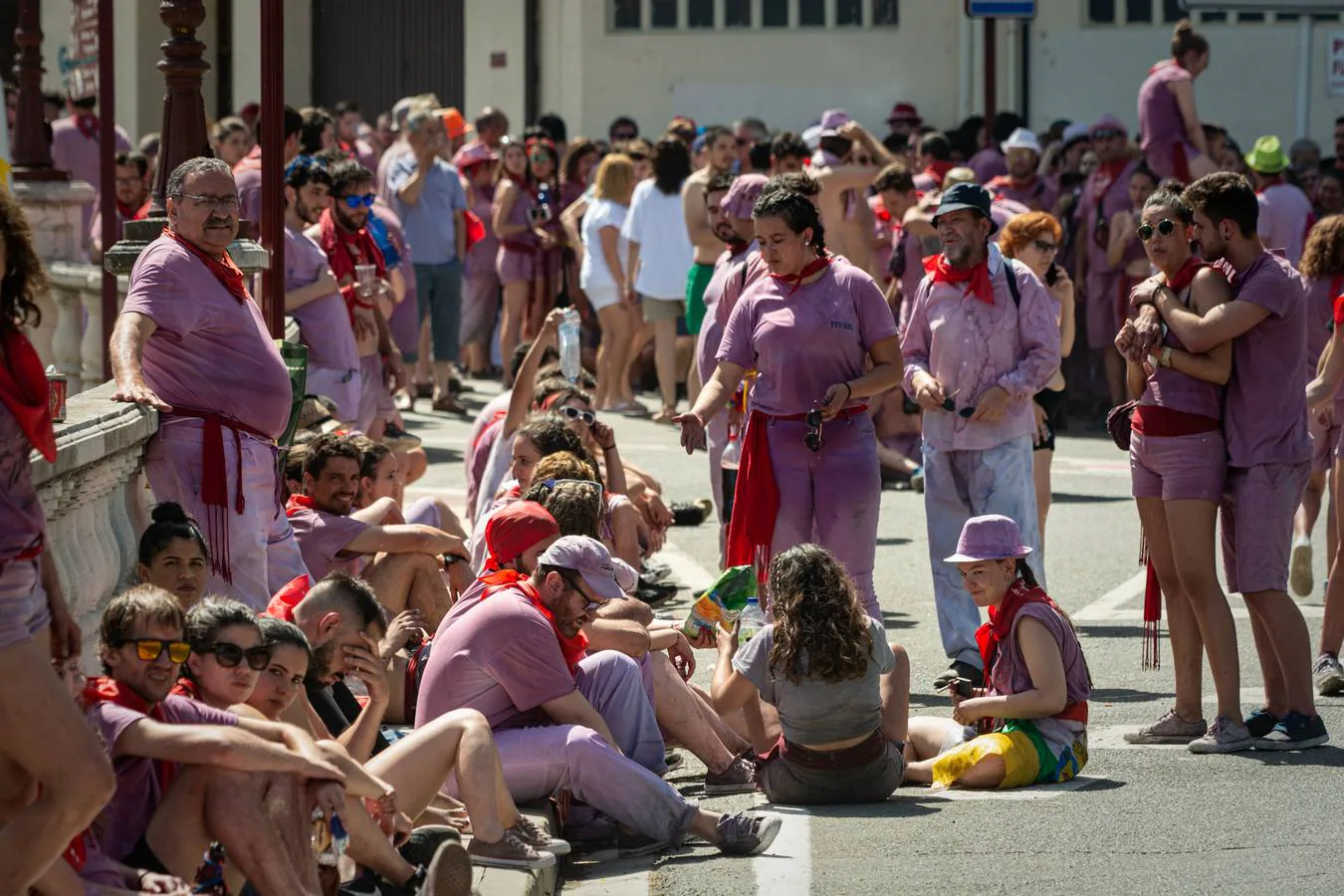 Un grupo de jóvenes asistentes a la batalla del vino de Haro