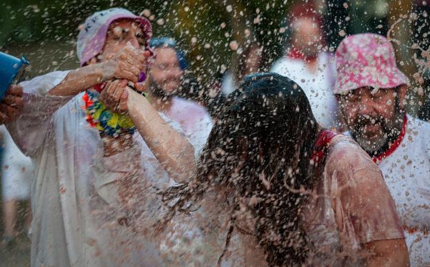 La Batalla del Vino de Haro reunió a miles de romeros en los Riscos de Bilibio donde celebraron la popular y tradicional guerra de tinto en una jornada donde el intenso calor se hizo notar y mucho. :: DONÉZAR