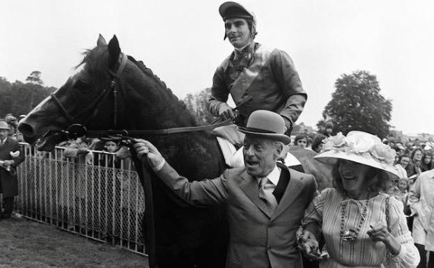 El barón Guy de Rothschild y su esposa celebran en Chantilly una victoria hípica en 1977. 