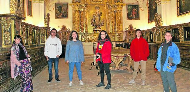 Los jóvenes artistas posan en la sacristía del monasterio de Yuso, rodeados de arte. 