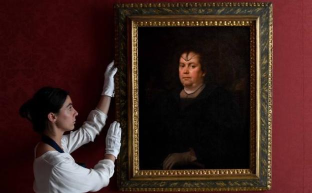 Una empleada de Sotheby's muestra el retrato de Olimpia Pamphilij pintado pro Velázquez hacia 1650 