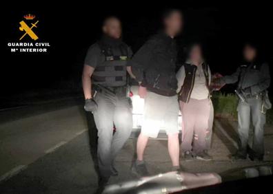 Imagen secundaria 1 - La Guardia Civil, durante las detenciones.