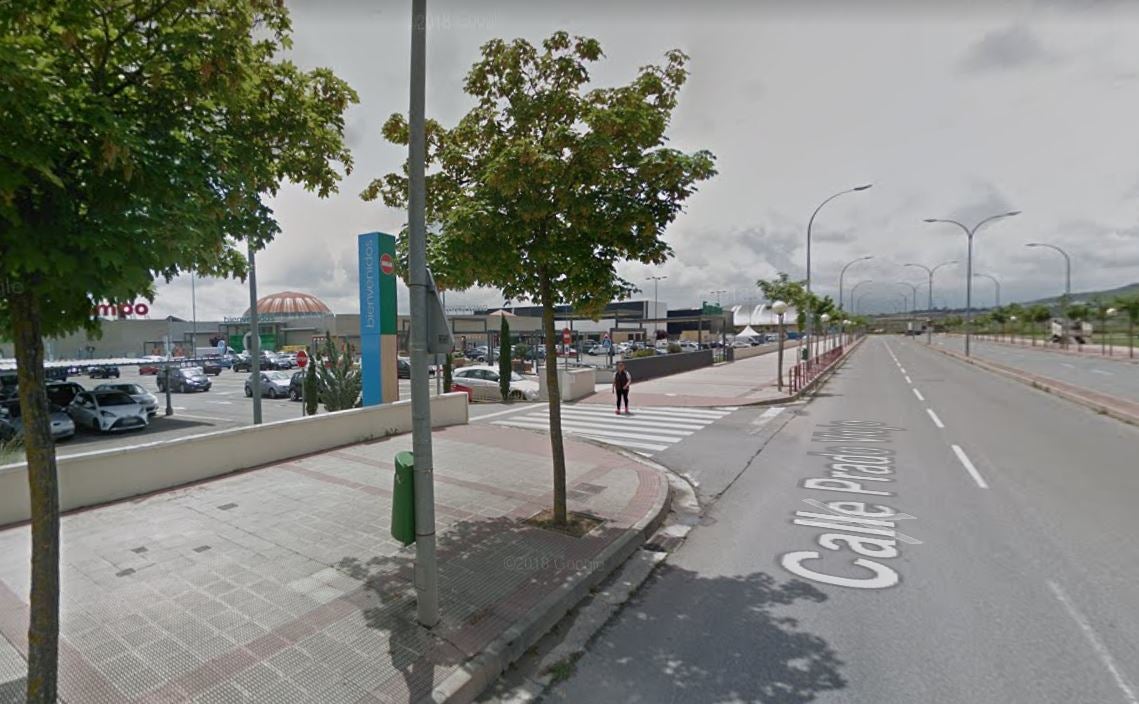 Salida del centro comercial a la calle Pradoviejo de Logroño. 