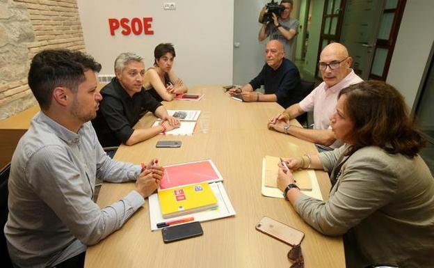 Primera toma de contacto tras las elecciones del 26M entre la comisión del PSOE y Podemos (Reinares), Equo (Giró) e IU (Moreno) 