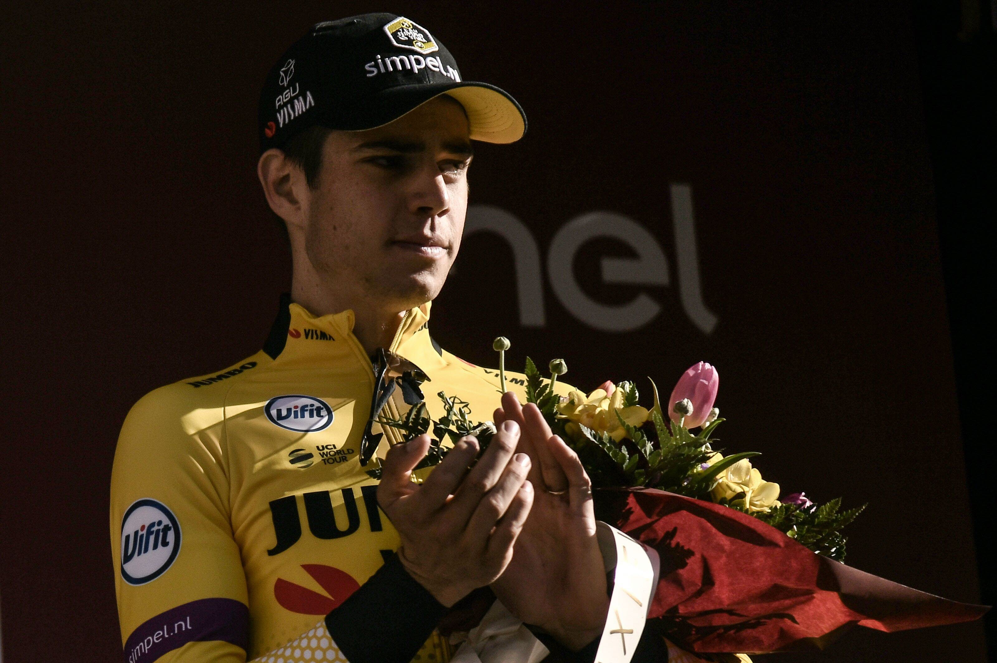 Wout Van Aert, en el podio de la carrera Strade Bianche.