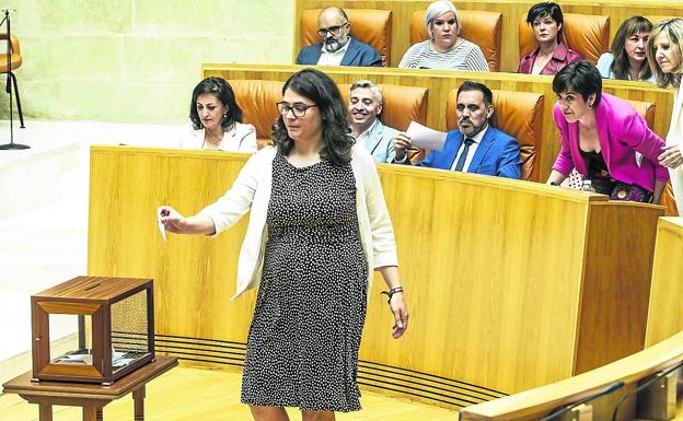 Romero, en la votación de la Mesa del Parlamento ante Andreu y el resto de la bancada socialista.