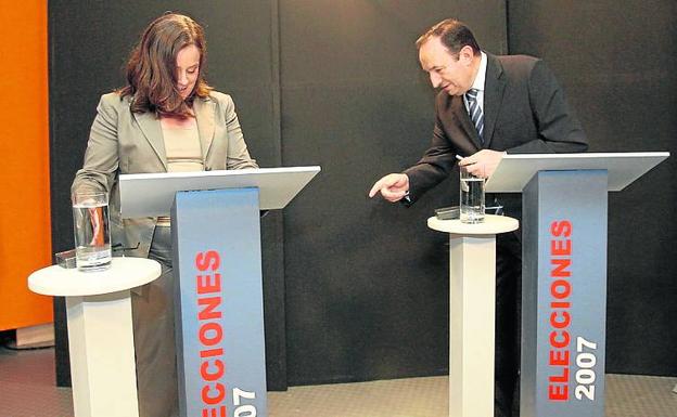 Henar Moreno, con Pedro Sanz, cuando fue candidata al Gobierno regional, durante un debate en TVR.