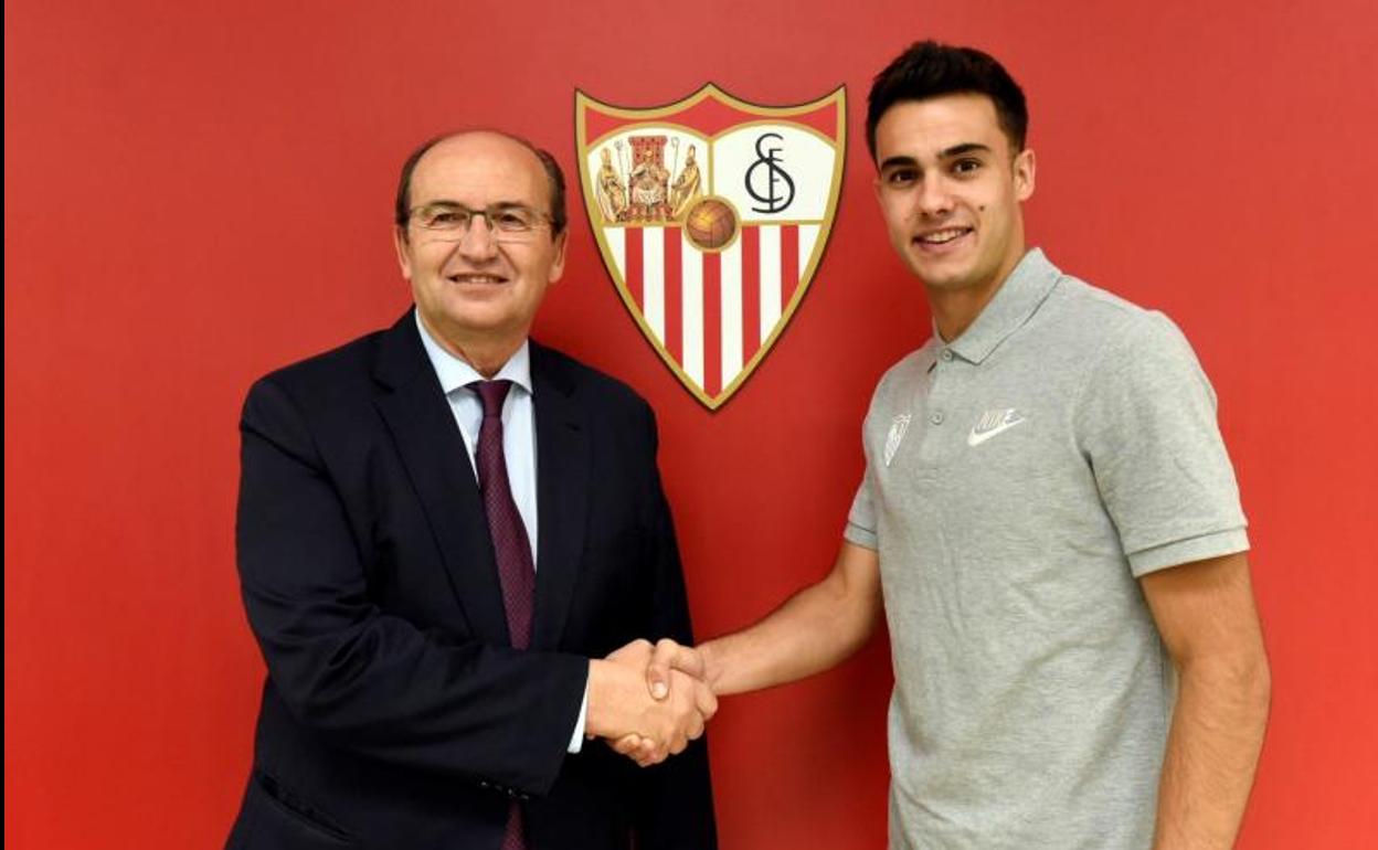 El presidente del Sevilla, José Castro, da la bienvenida a Sergio Reguilón. 