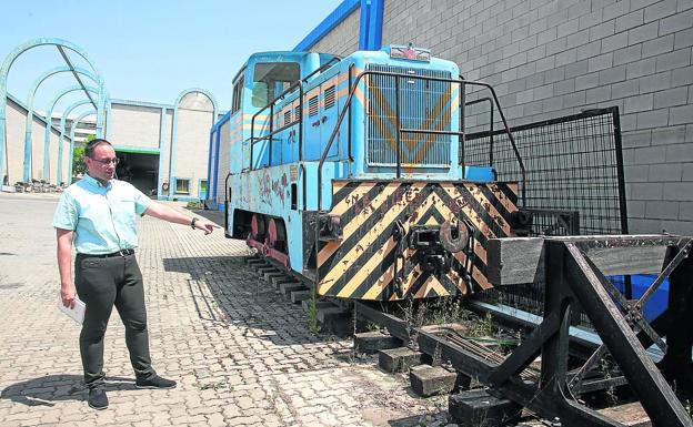 El concejal Adrián Calonge, con la locomotora que reposa en el Parque de Servicios