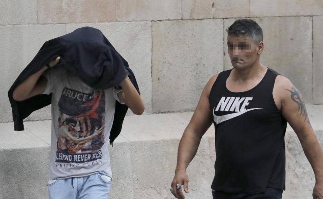 Uno de los siete jóvenes acusados (i) por la presunta violación múltiple en Manresa a una menor de 14 años, llega a la Audiencia Provincial de Barcelona. 