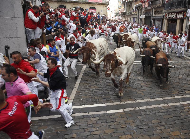 Fotos: Segundo encierro de San Fermín muy veloz y limpio de los toros de Cebada Gago